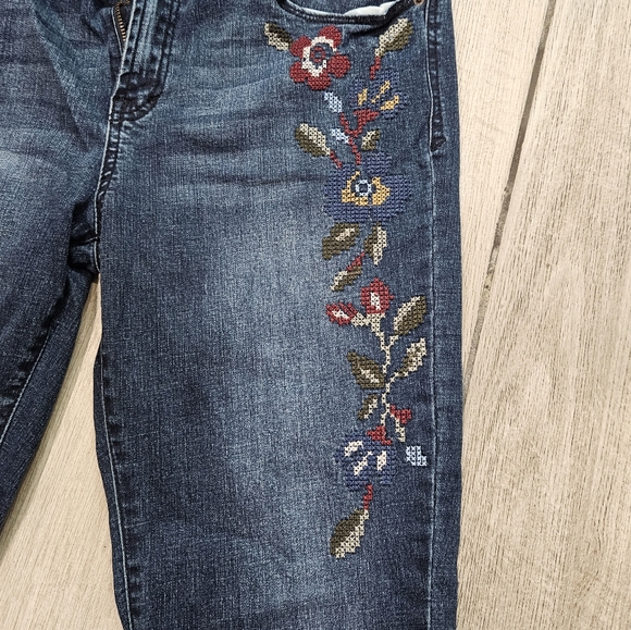 Embroidered Kensie jeans - Picture 2 of 6